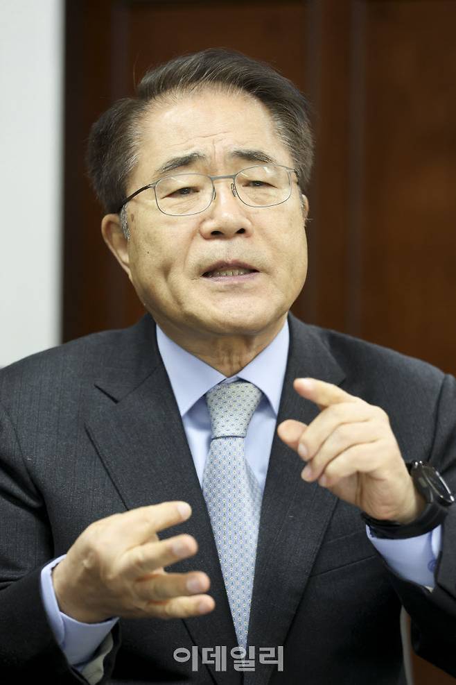 [이데일리 이영훈 기자] 장태평 농어업특위 위원장이 지난 8일 서울 종로구에 위치한 집무실에서 이데일리와 인터뷰를 하고 있다.