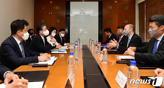 정승일 한국전력 사장과 패트릭 프래그먼 WEC(미국 웨스팅하우스) 사장이 지난 8일 서울 서초구 한국전력에서 해외원전시장 공동 진출을 위한 협력강화 방안을 논의하고 있다. (한국전력 제공) 2022.6.9/뉴스1