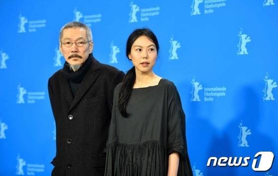 2022년 2월 16일 독일 베를린 그랜드 하얏트 호텔에서 진행된 제72회 베를린국제영화제 경쟁부문 초청작 '소설가의 영화' 기자회견 포토콜에 참석한 홍상수 감독(왼쪽)과 배우 겸 제작실장 김민희. ⓒ AFP=뉴스1 ⓒ News1 안태현 기자