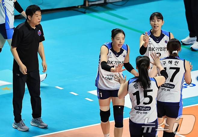 IBK기업은행 김호철 감독(왼쪽). /뉴스1 DB ⓒ News1 박정호 기자