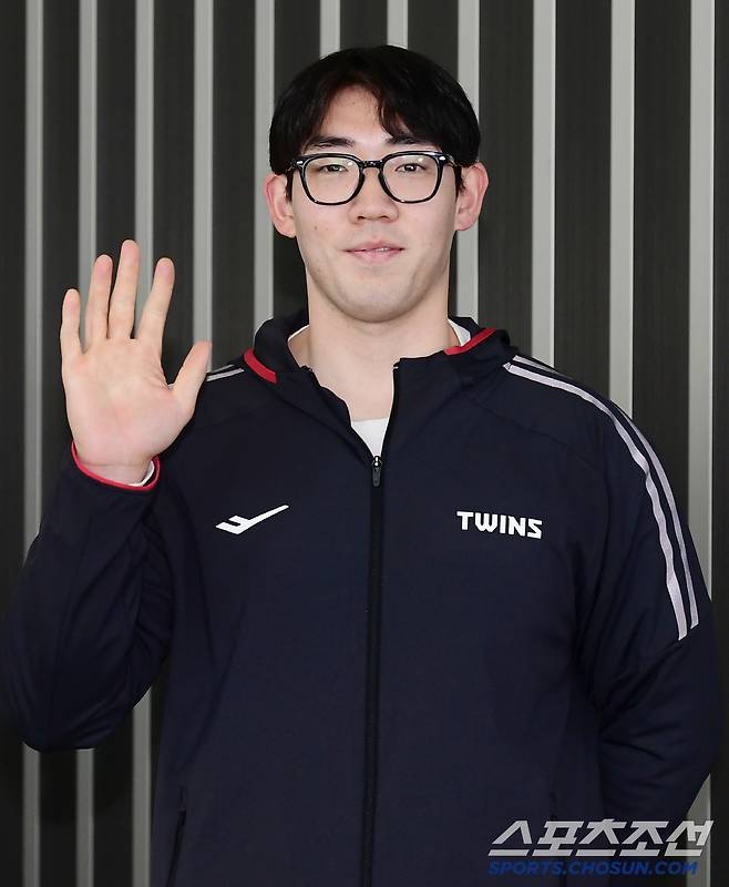 출국 앞두고 포즈 취하는 진우영.