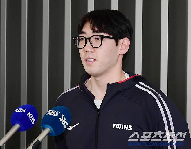 15일 인천공항 제1터미널에서 LG 트윈스 1차 선발대가 애리조나 스프링캠프를 위해 출국했다. 출국 앞두고 인터뷰하는 진우영.