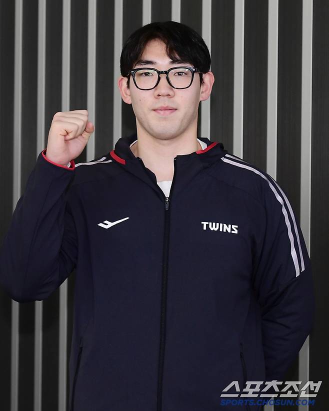 파이팅 포즈 취하는 진우영.