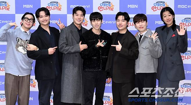 17일 서울 상암동 스탠포드 호텔에서 열린 MBC에브리원·MBN '다 컸는데 안 나가요'의 제작발표회, 왼쪽부터 하하, 황성재, 신정윤, 장동우, 지조, 남창희, 홍진경이 포토타임을 갖고 있다. 허상욱 기자 wook@sportschosun.com/2025.01.17/