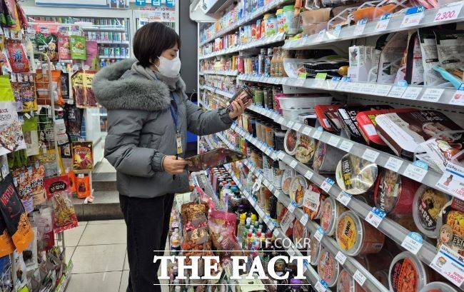 어린이 식품안전보호구역 내 어린이 기호식품 조리·판매업소 점검 모습./광명시