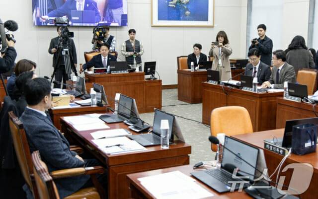 김영호 국회 교육위원회 위원장이 17일 오전 서울 여의도 국회에서 열린 제421회 국회(임시회) 교육위원회 제1차 전체회의에서 의사봉을 두드리고 있다. 2025.1.17/뉴스1