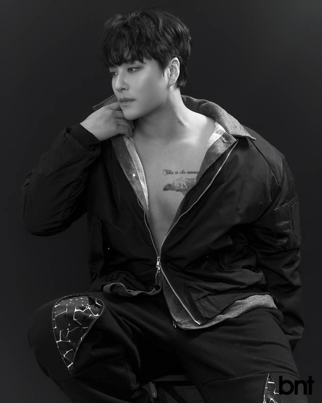 팬츠는 POQ 제품.