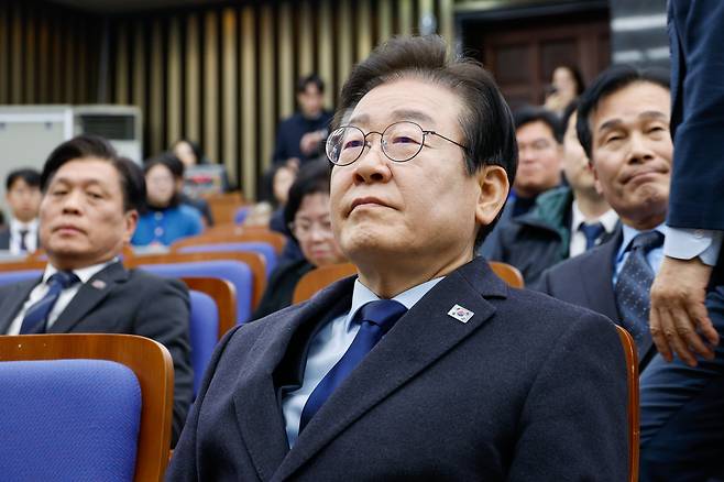 이재명 더불어민주당 대표가 15일 오전 서울 여의도 국회에서 열린 비상 의원총회에 참석해 윤석열 대통령 체포 뉴스를 시청하고 있다. /뉴스1