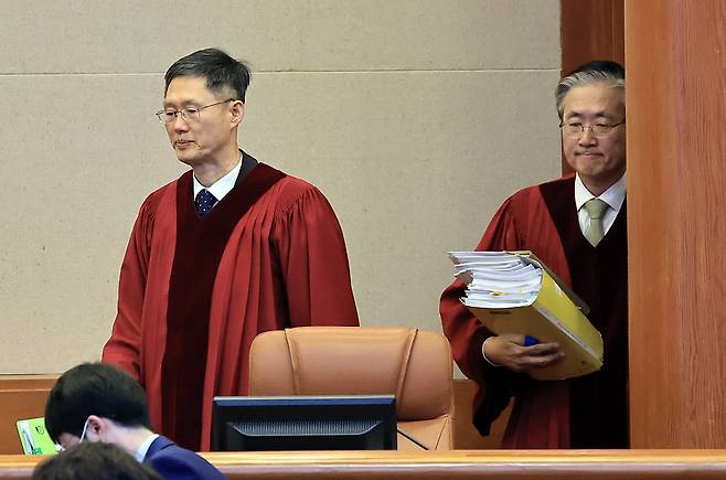 문형배(왼쪽) 헌법재판소장 권한대행과 김형두 헌법재판관이 15일 오전 서울시 종로구 재동 헌법재판소 대심판정에서 열린 이진숙 방송통신위원장 탄핵심판청구 사건에 대한 3회 변론을 위해 심판정에 입장하고 있다./뉴스1
