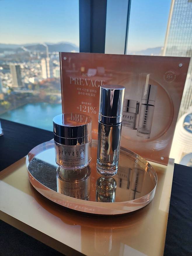 엘리자베스아덴 뉴욕 본사 담당자들이 참석한 버추얼 미팅 현장