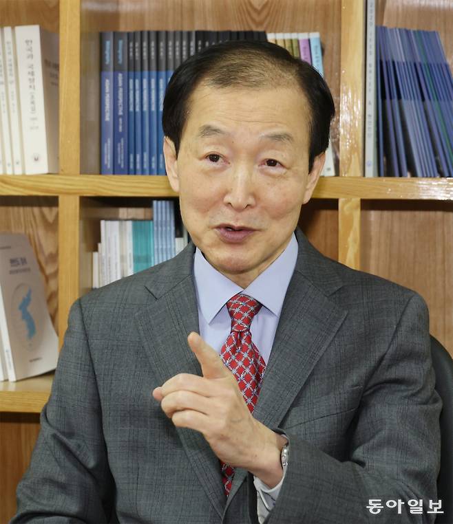 안호영 전 주미 대사가 13일 서울 종로구 북한대학원대에서 동아일보와 인터뷰를 하고 있다. 안 전 대사는 탄핵 국면에서 맞이한 2017년 도널드 트럼프 1기 행정부 출범 당시에 대해 “어려웠지만 나름대로 (한미 관계를) 잘 관리했고 이번이라고 관리를 못할 이유가 없다”고 말했다. 김동주 기자 zoo@donga.com