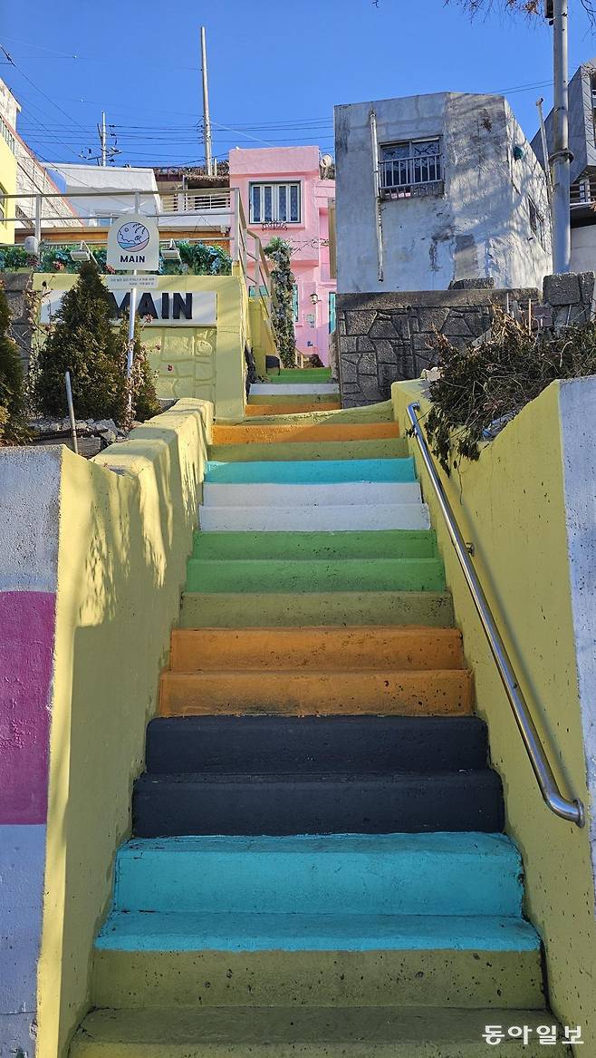 부산 영도구 흰여울문화마을. 부산=김선미 기자 kimsunmi@donga.com