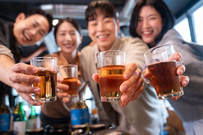 비벡 머시 미국 의무총감 겸 공중보건서비스 단장은 지난 3일 모든 주류에 발암 경고 문구를 의무화할 것을 촉구했다. 그러나 대한민국은 2025년에도 ‘술 권하는 사회’일 것이다. 술자리를 피할 수 없다면 건강을 최대한 방어하는 지혜로운 음주 원칙을 지켜야 한다. 게티이미지뱅크
