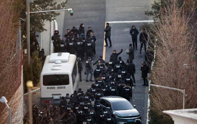 15일 서울 용산구 한남동 대통령 관저에서 경찰이 윤석열 대통령에 대한 2차 체포영장 집행을 준비하고 있다. 연합뉴스