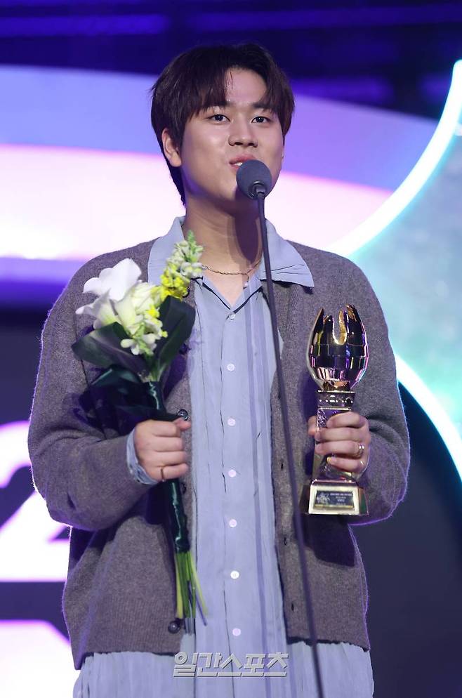 이무진이 16일 인천 중구 운서동 인스파이어 아레나에서 열린 '2024 코리아그랜드뮤직어워즈(KGMA)' 첫째날 아티스트데이에서 베스트 메모리상을 받고 수상소감을 말하고 있다.영종도(인천)=KGMA특별취재반 /2024.11.16/