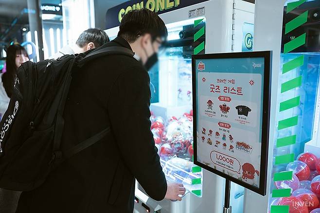 ▲ 그리고 인기 폭발, 크레인 게임은 '현금만' 가능하니 준비해오세요!