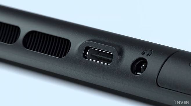 ▲ 위에도 포트가 생겨서 이제 스탠드 모드에서도 충전 가능