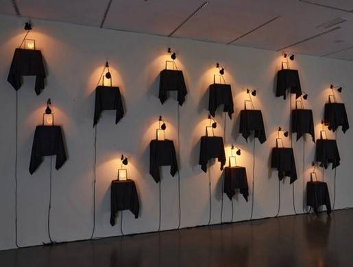 1998년 국립현대미술관에서 열린 개인전에 출품했던 설치작품 ‘위안부’. 역사의 희생자를 추모하는 작업이다. [사진 국립현대미술관]