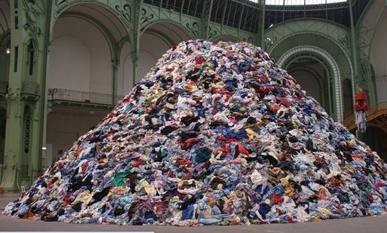 2010년 파리 그랑팔레에 설치됐던 ‘사람들’. 사람의 대체물인 대규모 헌 옷을 통해 집단적 죽음을 연상시킨다. [사진 국립현대미술관]