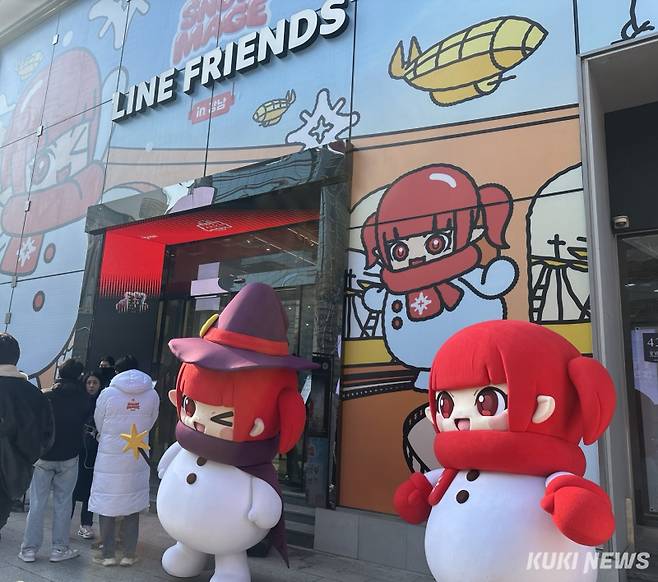 넥슨이 올해 서비스 20주년을 맞은 ‘던전앤파이터’ 10번째 시즌 ‘중천’을 업데이트했다. 이를 기념하고 알리기 위한 목적으로 17일 서울 서초구에 팝업 스토어를 열었다. 유채리 기자