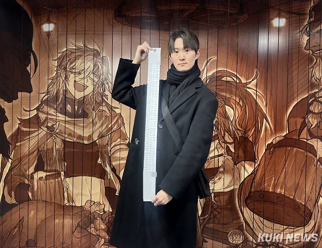 넥슨이 올해 서비스 20주년을 맞은 ‘던전앤파이터’ 10번째 시즌 ‘중천’ 업데이트를 알리려는 목적으로 17일 서울 서초구에 팝업 스토어를 열었다. 방문객이 굿즈 구입 기념 사진을 촬영하고 있다. 유채리 기자