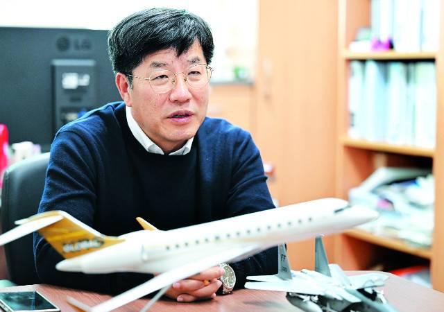 이근영 한국교통대 항공운항학과 교수가 지난 9일 충북 충주 한국교통대 경영항공관 사무실에서 국민일보와 인터뷰하고 있다. 이 교수는 “안전이라는 기본을 챙겨야할 시기”라고 강조했다. 충주=이한형 기자
