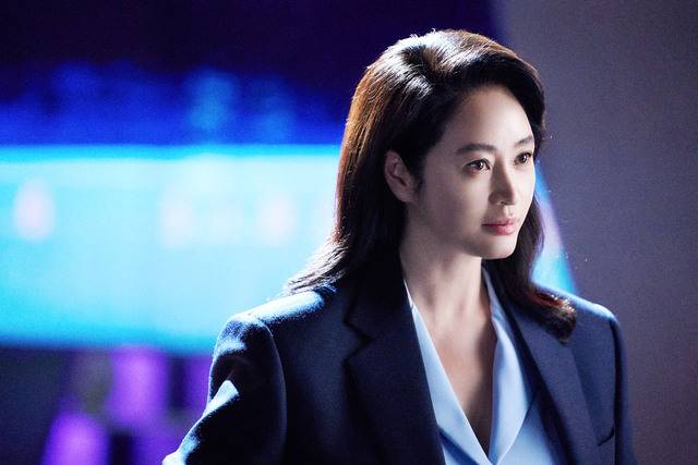 '트리거'는 사회를 어지럽히는 악인을 통쾌하게 응징하는 이야기를 담았다. 팀장 오소룡 역을 맡은 김혜수는 대부분 진지하지만, 한 번 씩 쌍코피를 흘리고 넘어지는 등의 코믹 연기를 통해 긴장감을 해소해준다. 월트디즈니 컴퍼니 코리아 제공