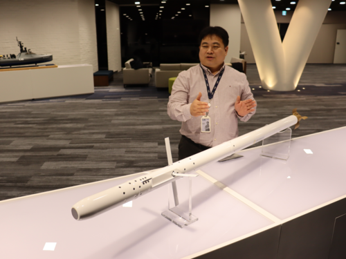 임윤빈 LIG넥스원 해외사업연구소 유도무기개발단 발사체계2팀장이 비궁 미사일  실물 모형에  대해 설명하고 있다. [LIG넥스원]