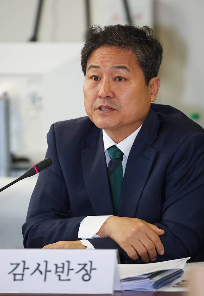 (파리=뉴스1) 이준성 기자 = 김영배 감사반장(더불어민주당)이 11일(현지시간) 프랑스 파리 주경제협력개발기구(OECD) 한국대표부에서 열린 국회 외교통일위원회 국정감사에서 최재철 주프랑스 대한민국 대사에게 질의하고 있다. 2024.10.11/뉴스1