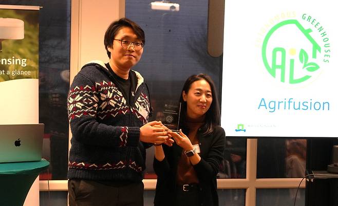 크로프트 류희경 대표(오른쪽)와 이우람 CTO가 네덜란드에서 열린 '제4회 세계농업AI대회' 시상식에서 준우승 트로피를 들어 보이고 있다.