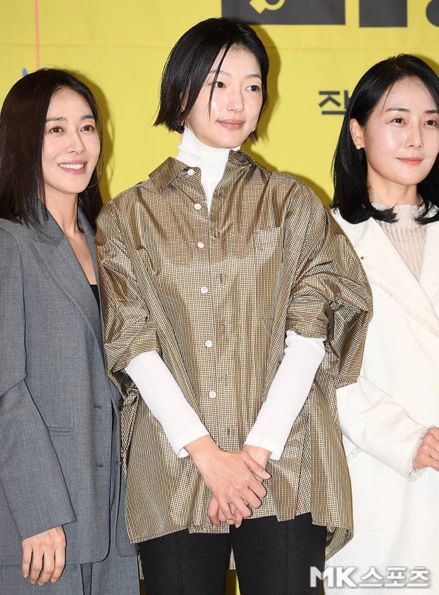 이엘은 슬림한 블랙 팬츠를 매치해 전체적인 실루엣에 균형감을 더했다. 사진=천정환 기자