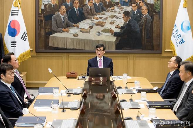 올해 첫 기준 금리를 결정하는 금융통화위원회 정례회의가 16일 서울 중구 남대문로 한국은행에서 진행된 가운데 이창용 한은 총재가 회의를 주재하고 있다.  이날 금통위는 환율 불안 등으로 기준금리를 종전 3.00%로 동결했다. /사진=임한별(머니S)