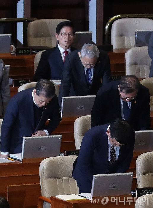 김문수 고용노동부장관이 11일 오후 서울 여의도 국회에서 열린 제419회국회(임시회) 제1차 본회의 윤석열 대통령 위헌적 비상계엄 선포 내란행위 관련 긴급현안질문에서 계엄 사태와 관련해 국무위원들이 자리에서 일어나 국민들에게 허리 숙여 사과하고 있는 가운데 자리를 지키고 있다. 2024.12.11/사진=뉴스1 /사진=(서울=뉴스1) 이광호 기자