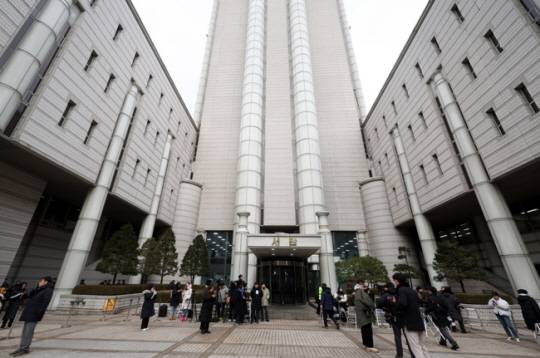 윤석열 대통령이 체포적부심사에 불출석한 16일 오후 서울 서초구 서울중앙지방법원에서 취재진이 대기하고 있다. 뉴시스