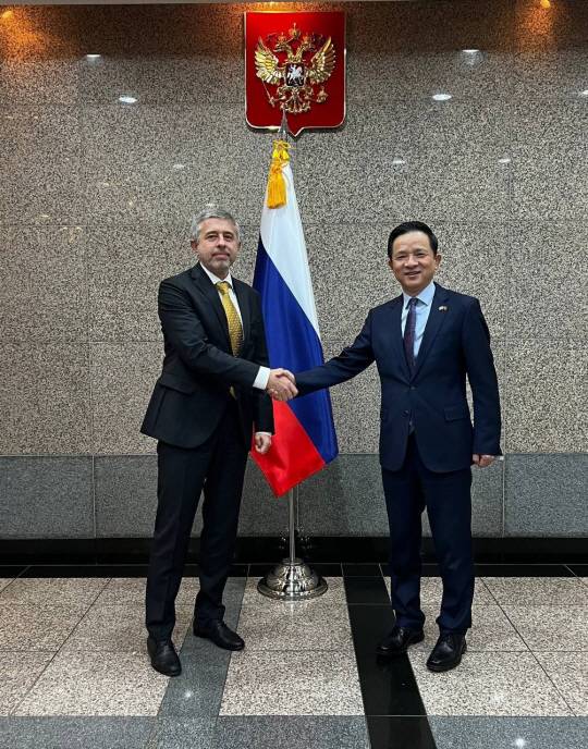 악수하는 게오르기 지노비예프 주한 러시아대사(왼쪽)와 다이빙 주한 중국대사. 주한 러시아 대사관 제공