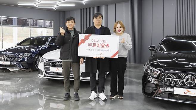 지난 16일 ‘SK렌터카 인증중고차 동탄센터’에서 진행된 ‘럭키 드로우 이벤트’ 차량 전달식에서 수입차 3개월 무료이용권에 당첨된 박주성(왼쪽부터), 김성규, 강민숙 씨가 기념 촬영을 하고 있다. [SK렌터카 제공]