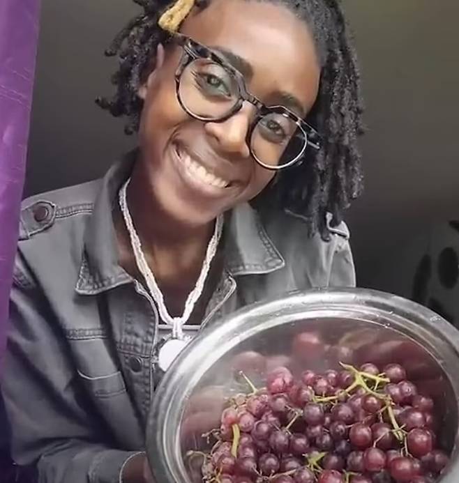 미국 뉴욕에 거주하는 셰이드 마틴(36)은 어깨 통증을 완화하기 위해 한 달간 과일만 먹는 식이요법을 했다. [인스타그램 갈무리]