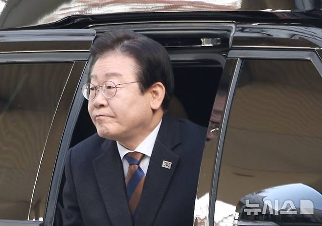 [서울=뉴시스] 김명년 기자 = 이재명 더불어민주당 대표가 17일 오전 서울 서초구 중앙지방법원에서 열린 '대장동 배임 및 성남FC 뇌물 의혹' 64차 공판에 출석하고 있다. 2025.01.17. kmn@newsis.com