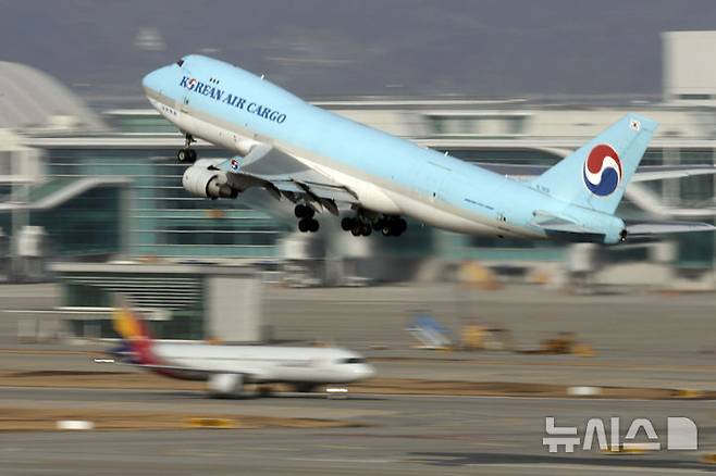 [인천=뉴시스] 최동준 기자 = 대한항공이 아시아나항공의 지분을 취득하며 기업결합 절차를 마무리하게 됐다.대한항공은 12일부터 아시아나항공의 최대주주가 된다. 사진은 11일 인천국제공항 전망대에서 바라본 공항 계류장 내 대한항공 모습. 2024.12.11. photocdj@newsis.com