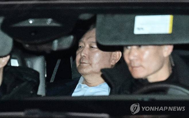 (과천=연합뉴스) 임화영 기자 = 내란 우두머리 혐의로 고위공직자범죄수사처에 체포된 윤석열 대통령이 15일 오후 경기 과천시 공수처에서 조사를 마치고 서울구치소로 이동하고 있다. 2025.1.15 [공동취재] hwayoung7@yna.co.kr 연합뉴스
