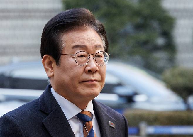 더불어민주당 이재명 대표가 17일 오전 서울 서초구 서울중앙지방법원에서 열린 '대장동 배임·성남FC 뇌물' 1심 속행 공판에 출석하고 있다. 연합뉴스