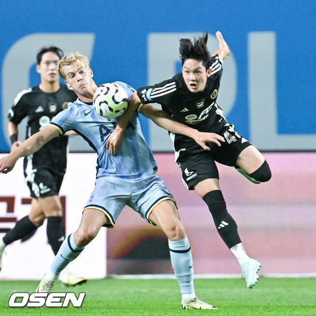 [OSEN=서울월드컵경기장, 박준형 기자] 31일 오후 서울월드컵경기장에서 쿠팡플레이 시리즈 토트넘 VS 팀 K리그 경기가 열렸다.토트넘은 지난 2022년 손흥민과 함께 방한해 팀 K리그, 세비야와 친선경기를 진행했다. 이번에는 팀 K리그에 이어 김민재가 뛰고 있는&nbsp;바이에른 뮌헨과 맞붙는다.전반 토트넘 아치 그레이와 양민혁이 볼을 다투고 있다.  2024.07.31 / soul1014@osen.co.kr