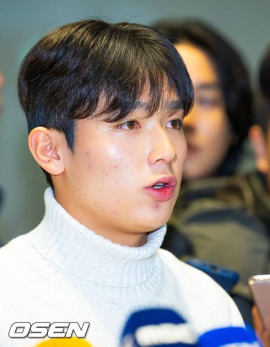 [OSEN=인천공항, 민경훈 기자] 잉글랜드 프리미어리그(EPL) 토트넘 홋스퍼에 합류하는 양민혁(18)이 16일 오전 영국 런던으로 출국했다.양민혁은 지난 7월 손흥민의 소속팀 토트넘 이적을 확정했다. 올해까지 임대 신분으로 강원FC에서 뛰기로 한 양민혁은 강원을 구단 역대 최고 성적인 준우승으로 견인했으며, K리그1 영플레이어와 베스트11을 수상했다.양민혁이 출국을 하며 취재진과 인터뷰를 하고 있다. 2024.12.16 / rumi@osen.co.kr