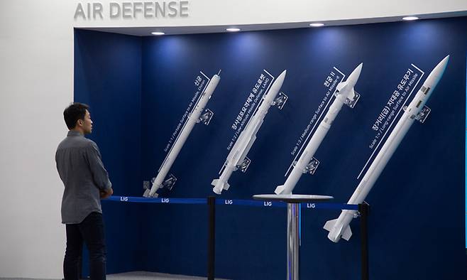한 관람객이 한국에서 개발된 지대공미사일 모형들을 보고 있다. 가장 오른쪽에 L-SAM 요격탄 모형이 있다. 세계일보 자료사진