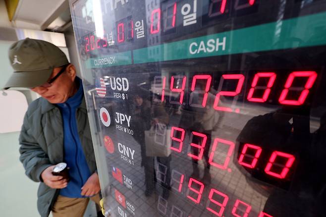 서울 명동의 한 환전소에 적힌 환율 현황. 2025년 1월2일 환율은 달러당 1472원을 기록했다. ⓒ연합뉴스