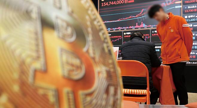 지난해 12월 서울 서초구 빗썸라운지 시황판에 비트코인을 비롯한 가상자산 시세가 표시되고 있다. ⓒ시사저널 박정훈