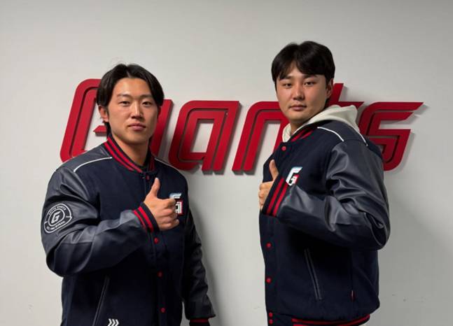 롯데로 이적한 전민재(왼쪽)와 정철원. /사진=롯데 자이언츠 공식 SNS 갈무리