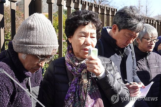 야스쿠니신사 합사 철회 요구 기각 뒤 입장 밝히는 한국인 유족 (도쿄=연합뉴스) 박성진 특파원 = 일본 최고재판소(대법원)가 17일 한국인 합사자 유족 27명이 2013년 제기한 야스쿠니신사 합사 취소 소송에서 원고들이 책임을 물을 수 있는 법정 기간(제척기간)인 20년이 지났다면서 원고 청구를 기각하는 결정을 내리자 원고 박남순 씨가 입장을 밝히고 있다.
    박 씨는 도쿄 최고재판소 앞에서 기자들과 만나 "너무 허망하고 기가 막혀서 할 말이 없다"면서 "유족들은 끝까지 싸우겠다"고 밝혔다. 2025.1.17 sungjinpark@yna.co.kr