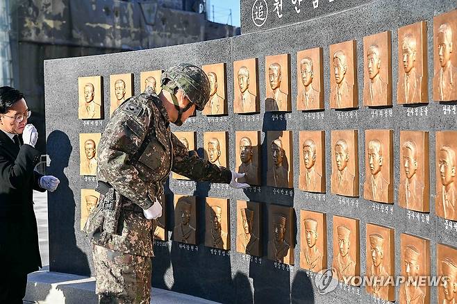 천안함 46용사 추모비 참배하는 김명수 합참의장 (서울=연합뉴스) 김명수 합참의장이 17일 해군 2함대사령부를 방문해 천안함 46용사 추모비를 참배하고 있다. 2025.1.17 [합동참모본부 제공. 재판매 및 DB 금지] photo@yna.co.kr