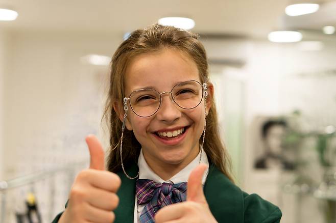 근시 어린이는 안경(단초점 렌즈)을 쓰는 게 일반적이다. 하지만 '다초점' 콘택트 렌즈를 착용하면 근시 자체를 교정함은 물론, 근시 진행속도와 눈 성장 속도를 모두 늦춰준다는 연구 결과가 나왔다. 소아청소년기에는 눈 성장속도가 빠르다. 안구 길이가 앞뒤로 길어져, 고도근시가 될 위험이 높다. '다초점' 콘택트 렌즈가 이런 문제를 해결해 줄 수 있다는 것이다.[사진=게티이미지뱅크]